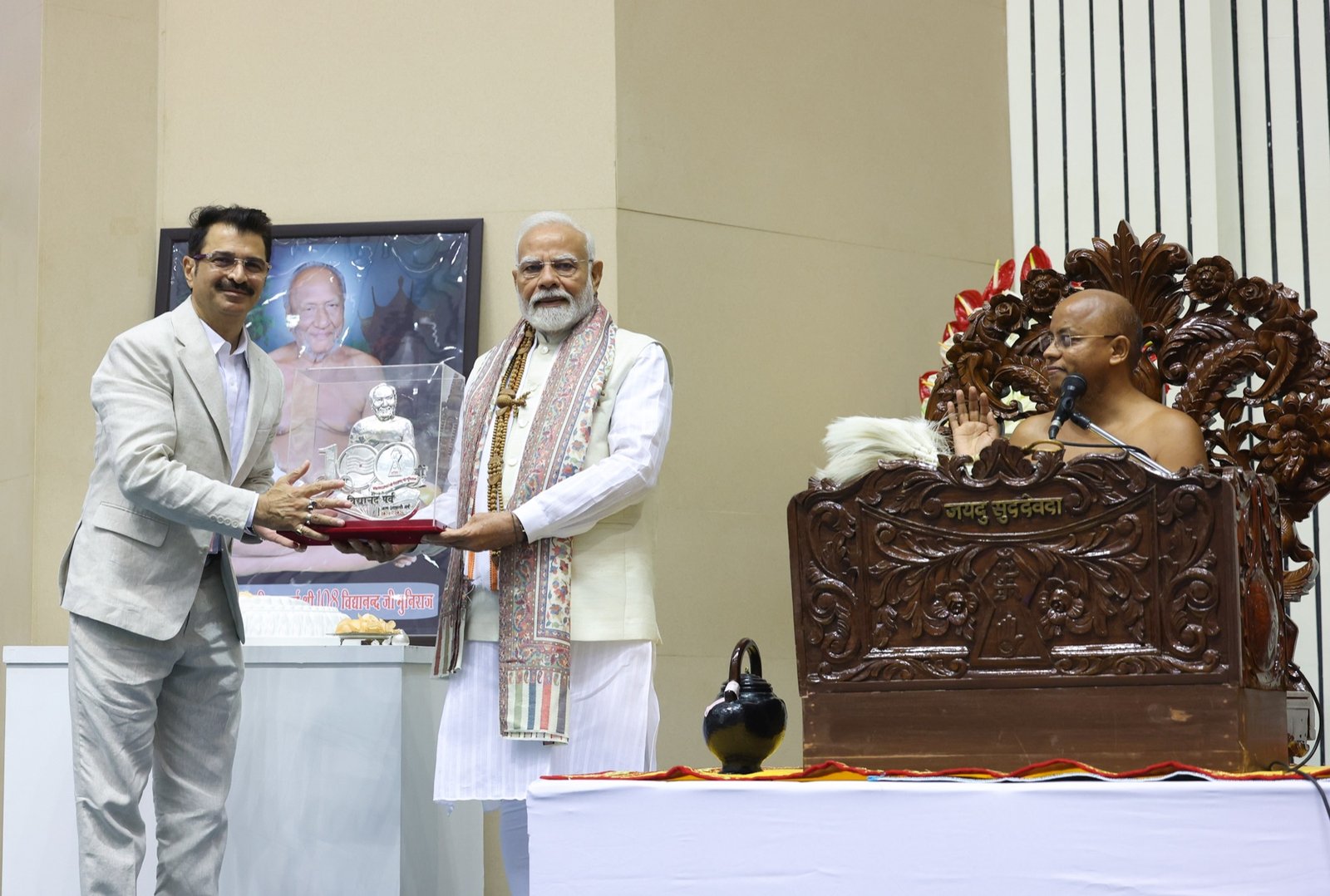Presentation of the centenary memento