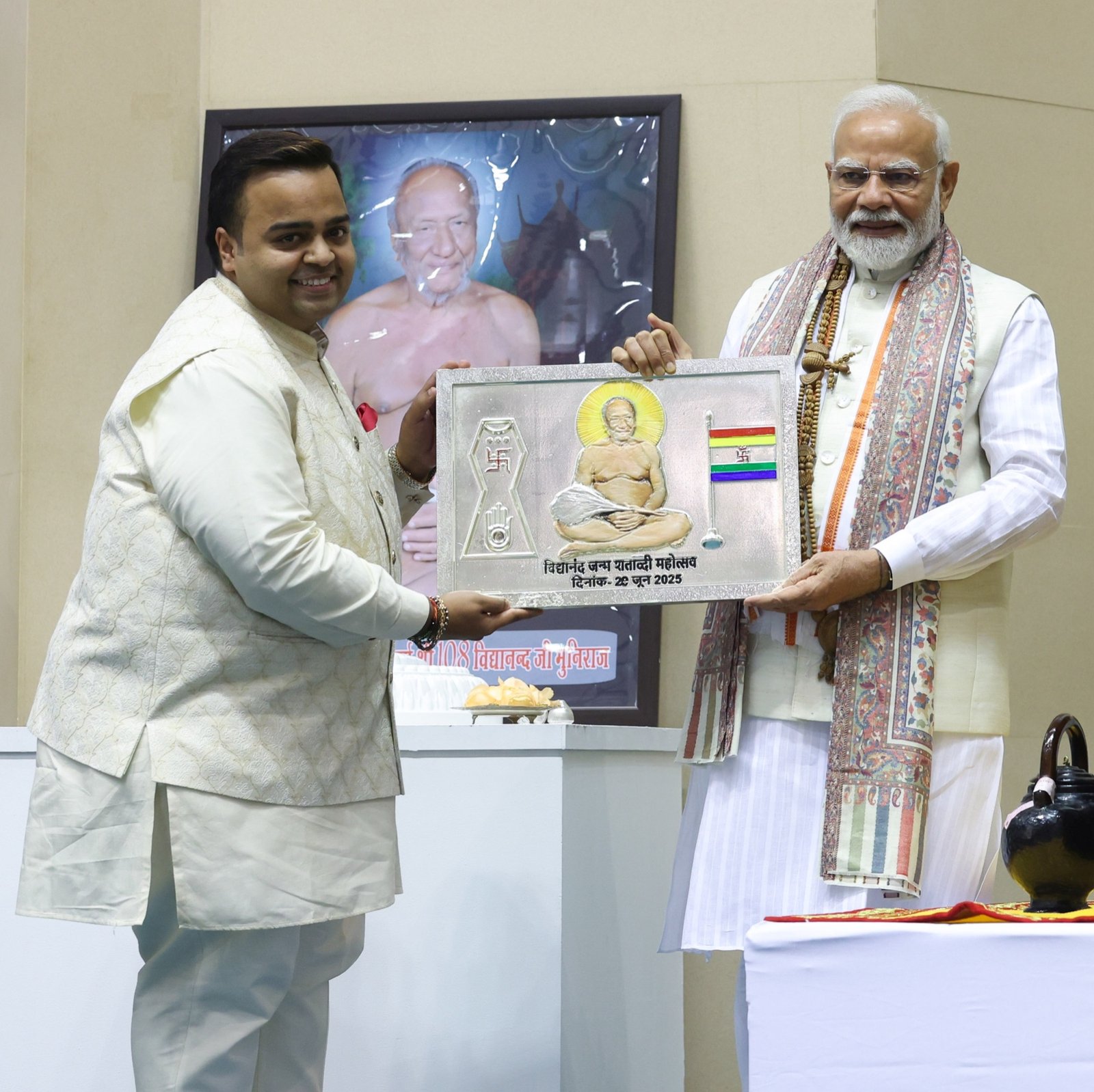 The Prime Minister receives a commemorative plaque