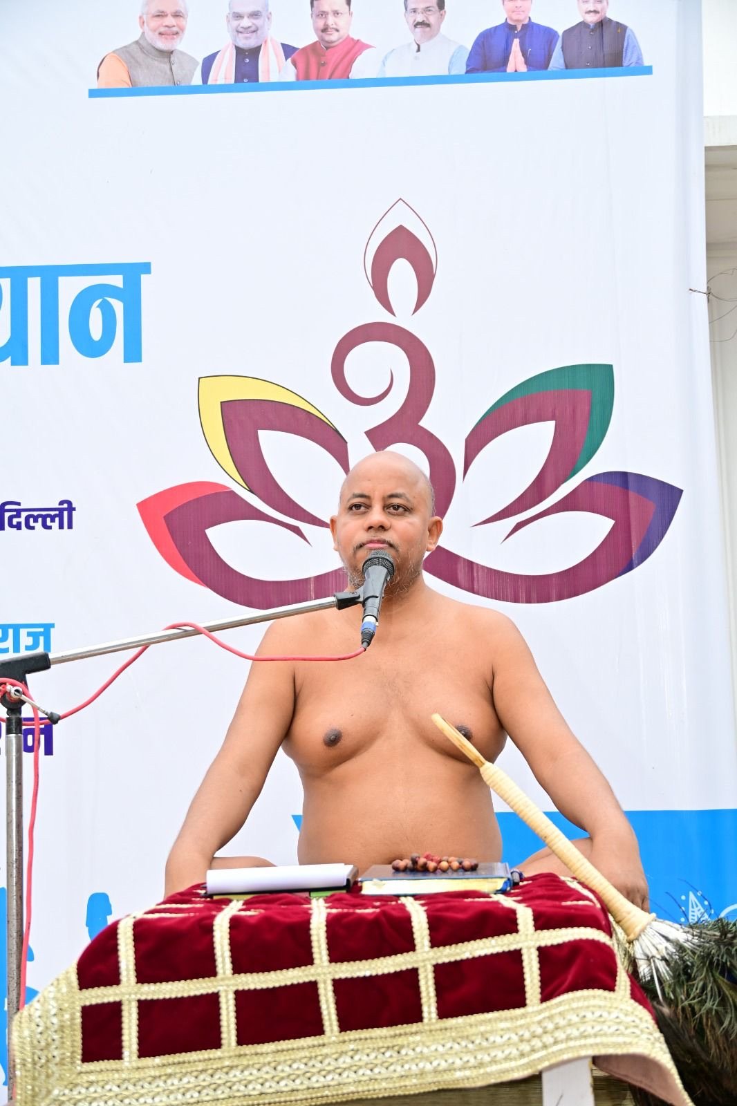 Shri Pragya Sagar Ji Muniraj delivering a discourse